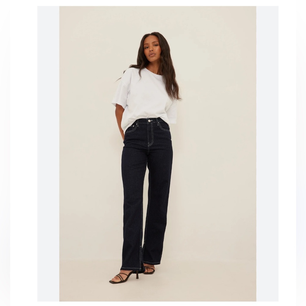 NWT NA-KD High Waist Straight Side Slit Jeans in Rinse Denim Color 4